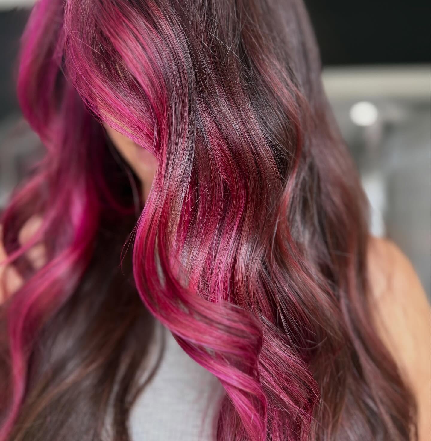 Brunette waves with vibrant magenta panels