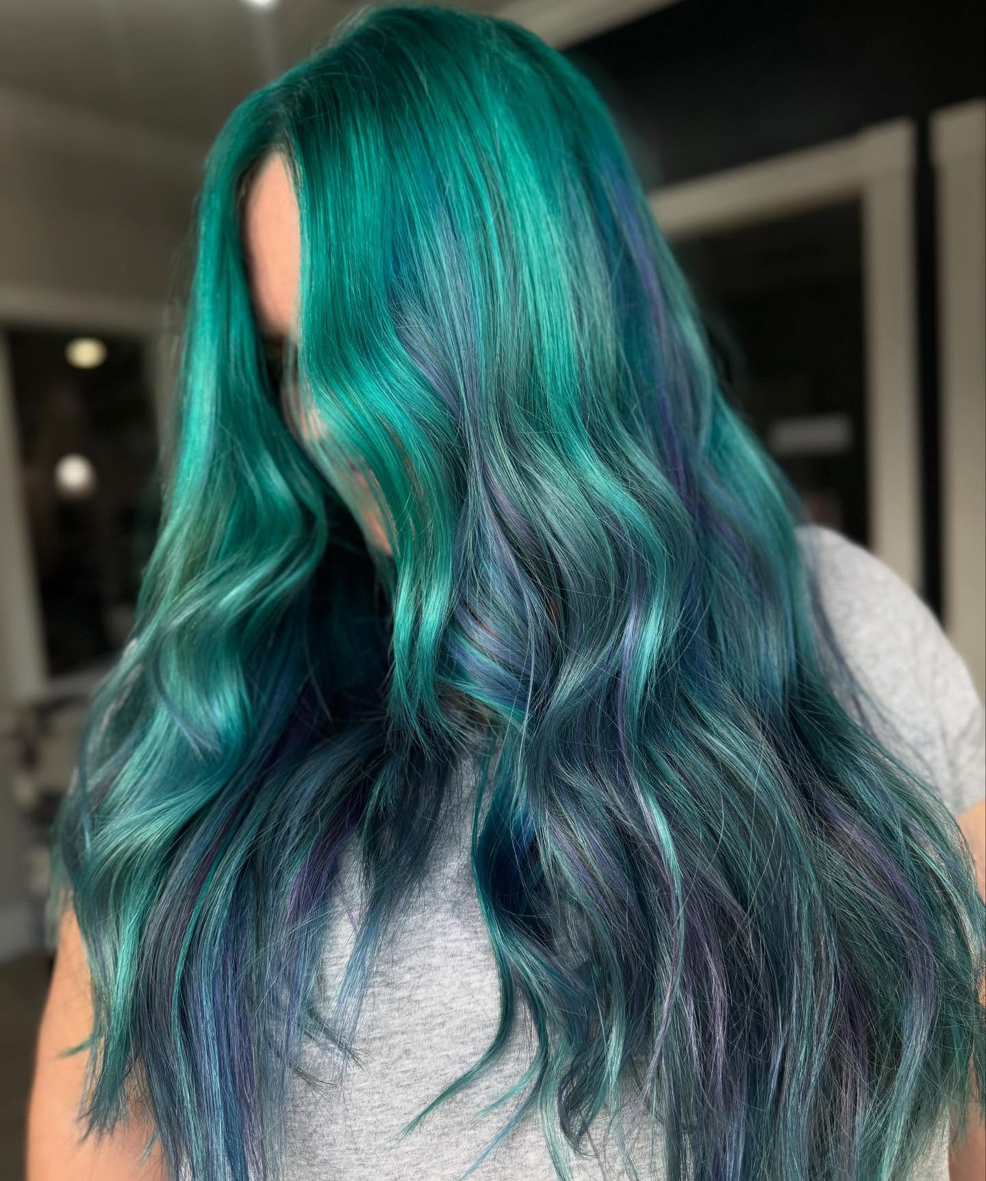 Long teal and deep blue dimensional waves